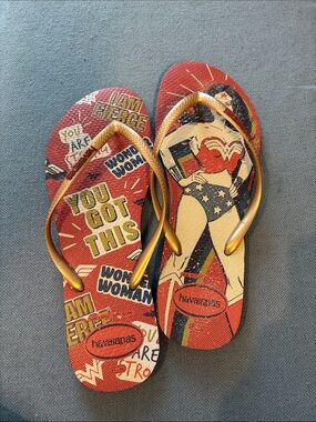 Havaianas Wonder Woman Comic Flip Flops - Red & Gold Size 11/12